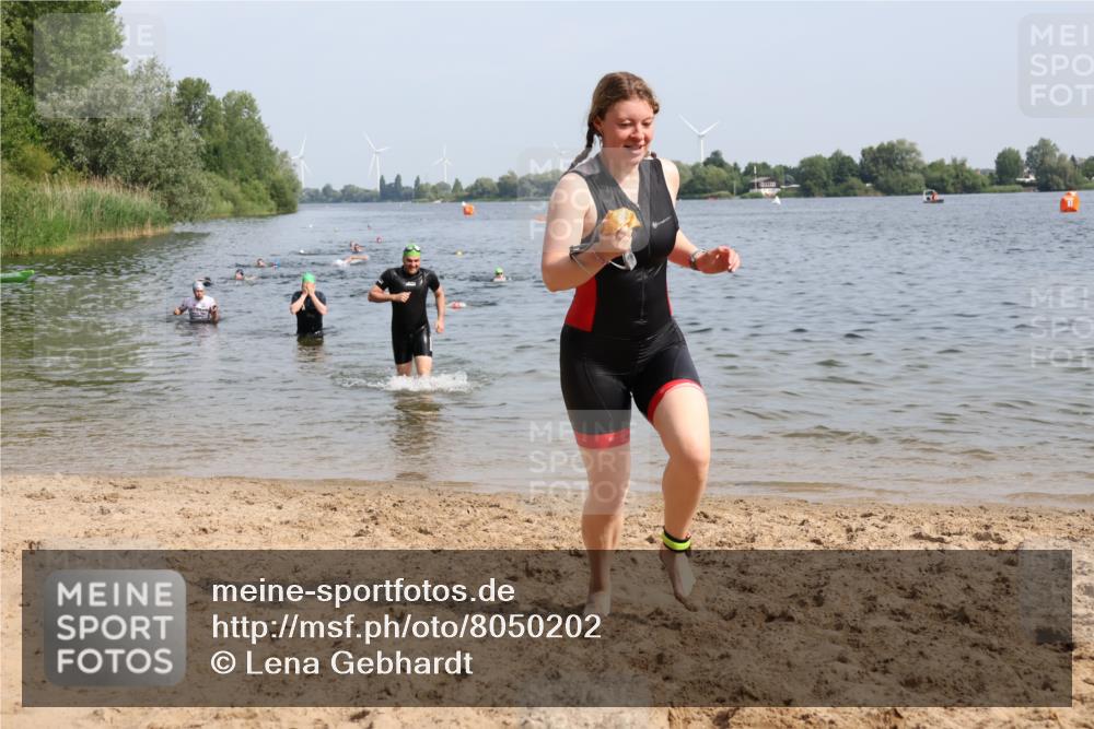 15.06.2025 - 27. Vierlanden-Triathlon Lena Gebhardt http://msf.ph/oto/8050202 15.06.2025 09:57:02 Schwimmen 263, 325, 1399 meine-sportfotos.de