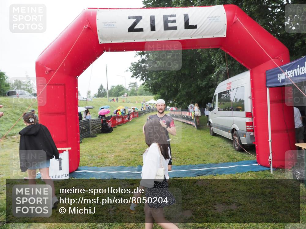 21.06.2025 - 27. Vierlanden-Triathlon MichiJ http://msf.ph/oto/8050204 15.06.2026 14:30:57 Ziel 1244, 1313 meine-sportfotos.de