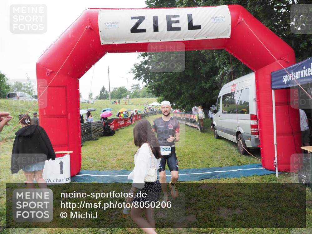 21.06.2025 - 27. Vierlanden-Triathlon MichiJ http://msf.ph/oto/8050206 15.06.2026 14:30:57 Ziel 1244, 1313 meine-sportfotos.de