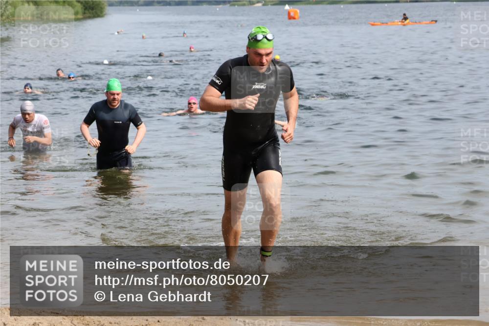 15.06.2025 - 27. Vierlanden-Triathlon Lena Gebhardt http://msf.ph/oto/8050207 15.06.2025 09:57:05 Schwimmen 263, 296, 325, 1399 meine-sportfotos.de