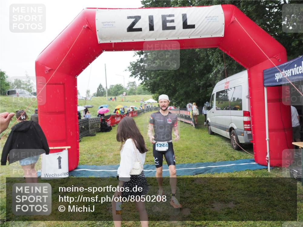 21.06.2025 - 27. Vierlanden-Triathlon MichiJ http://msf.ph/oto/8050208 15.06.2026 14:30:57 Ziel 1244, 1313 meine-sportfotos.de