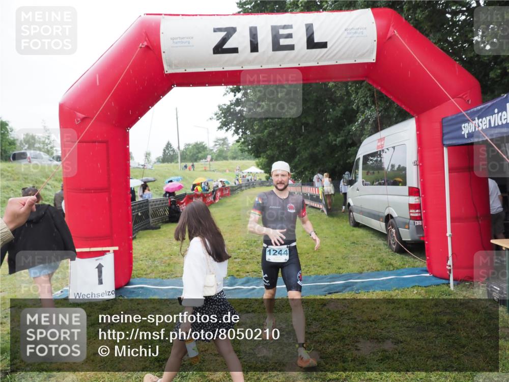 21.06.2025 - 27. Vierlanden-Triathlon MichiJ http://msf.ph/oto/8050210 15.06.2026 14:30:57 Ziel 1244, 1313 meine-sportfotos.de