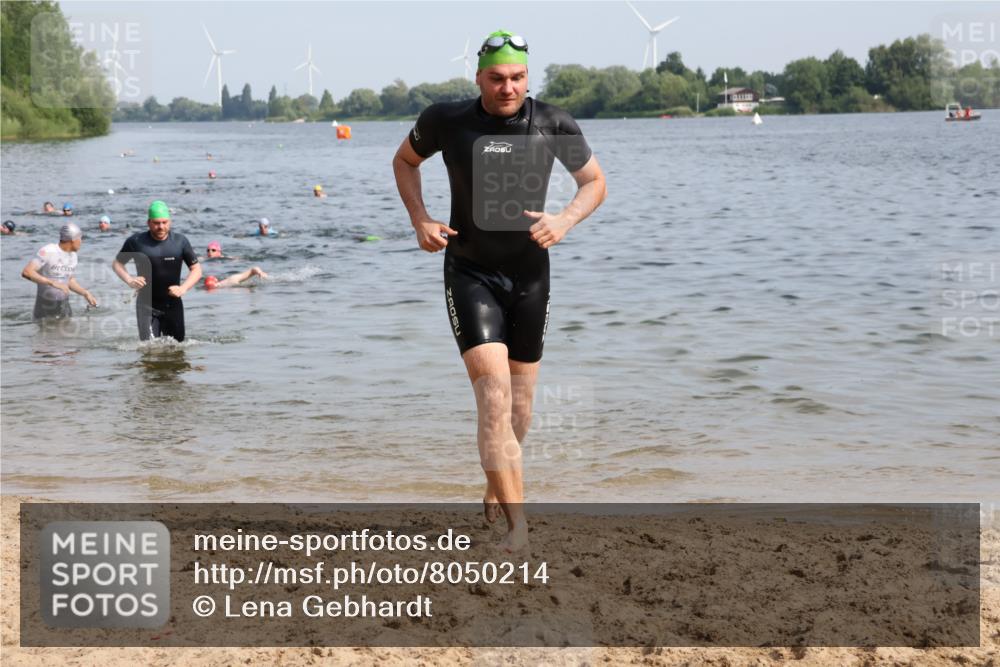 15.06.2025 - 27. Vierlanden-Triathlon Lena Gebhardt http://msf.ph/oto/8050214 15.06.2025 09:57:08 Schwimmen 263, 296, 325, 343, 1399 meine-sportfotos.de