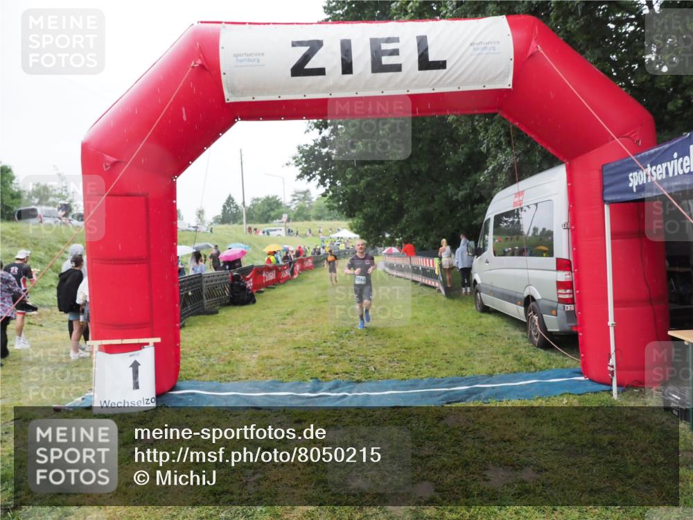 21.06.2025 - 27. Vierlanden-Triathlon MichiJ http://msf.ph/oto/8050215 15.06.2026 14:31:34 Ziel 1243 meine-sportfotos.de