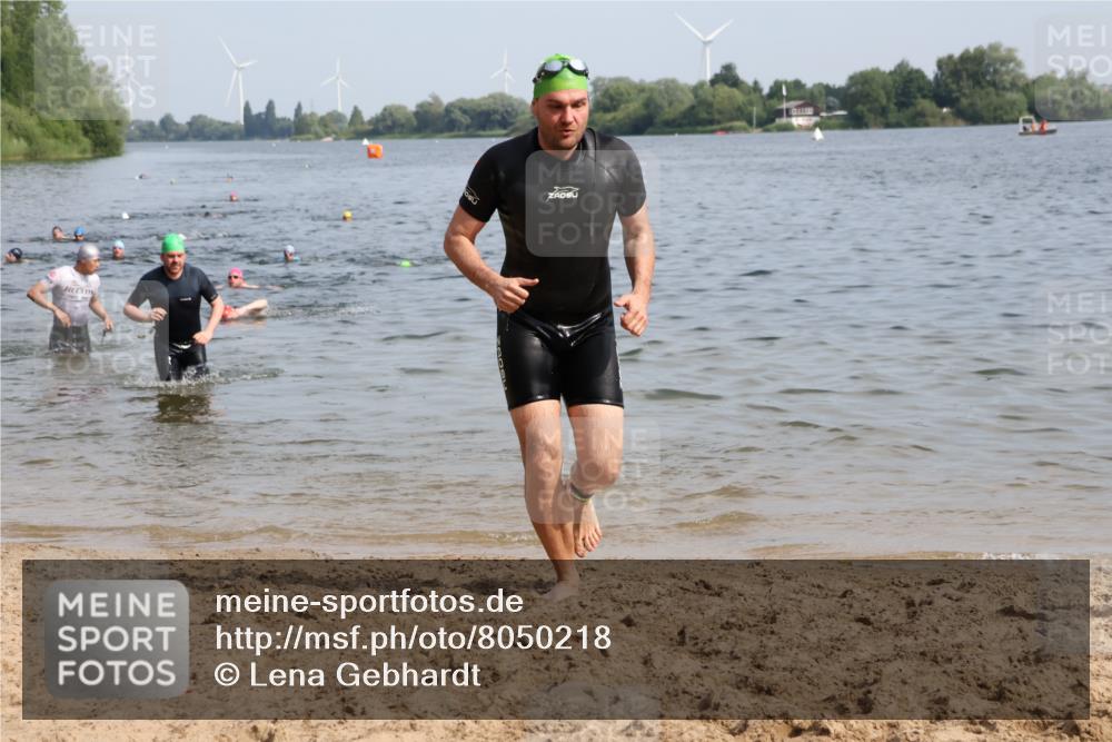 15.06.2025 - 27. Vierlanden-Triathlon Lena Gebhardt http://msf.ph/oto/8050218 15.06.2025 09:57:08 Schwimmen 263, 296, 325, 343, 1399 meine-sportfotos.de