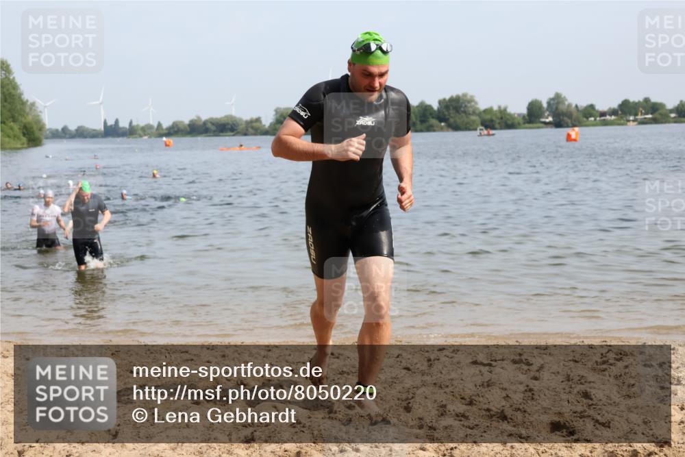 15.06.2025 - 27. Vierlanden-Triathlon Lena Gebhardt http://msf.ph/oto/8050220 15.06.2025 09:57:09 Schwimmen 263, 296, 343, 1399 meine-sportfotos.de