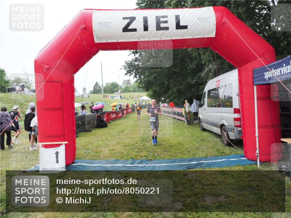 21.06.2025 - 27. Vierlanden-Triathlon MichiJ http://msf.ph/oto/8050221 15.06.2026 14:31:35 Ziel 1243 meine-sportfotos.de