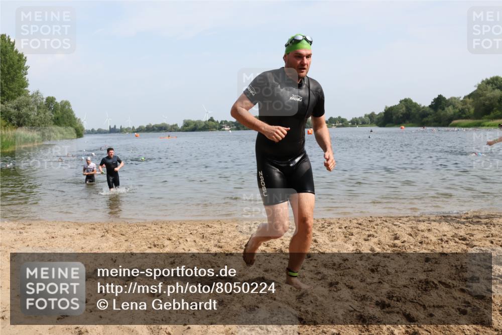 15.06.2025 - 27. Vierlanden-Triathlon Lena Gebhardt http://msf.ph/oto/8050224 15.06.2025 09:57:10 Schwimmen 263, 296, 343, 1399 meine-sportfotos.de