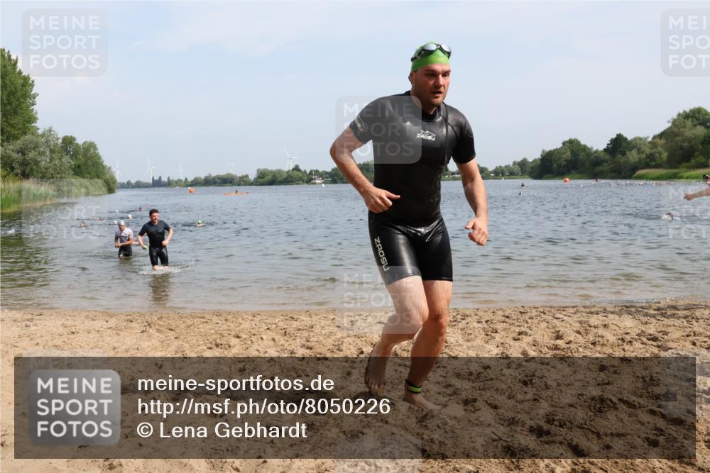 15.06.2025 - 27. Vierlanden-Triathlon Lena Gebhardt http://msf.ph/oto/8050226 15.06.2025 09:57:10 Schwimmen 263, 296, 343, 1399 meine-sportfotos.de
