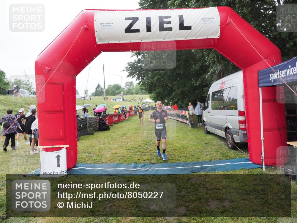 21.06.2025 - 27. Vierlanden-Triathlon MichiJ http://msf.ph/oto/8050227 15.06.2026 14:31:35 Ziel 1243 meine-sportfotos.de