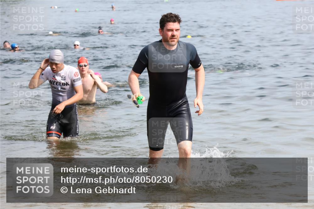 15.06.2025 - 27. Vierlanden-Triathlon Lena Gebhardt http://msf.ph/oto/8050230 15.06.2025 09:57:11 Schwimmen 263, 293, 296, 343, 1399 meine-sportfotos.de