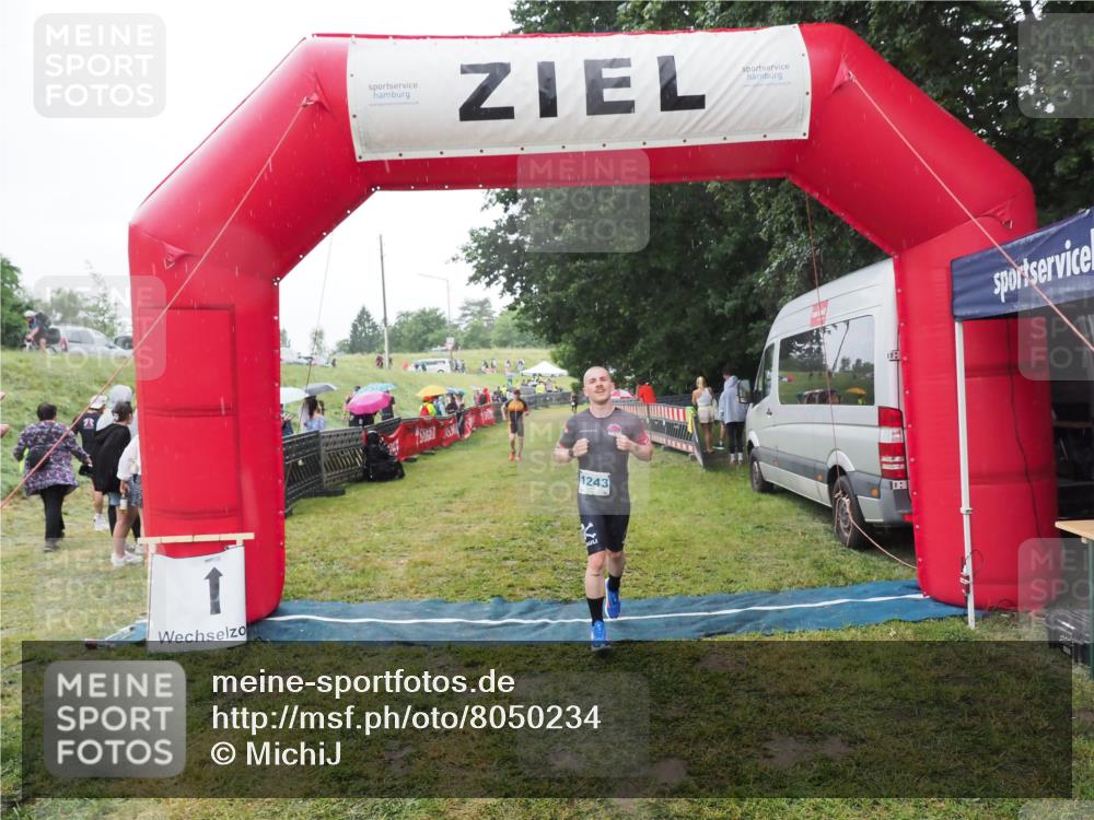 21.06.2025 - 27. Vierlanden-Triathlon MichiJ http://msf.ph/oto/8050234 15.06.2026 14:31:36 Ziel 1243, 1257 meine-sportfotos.de