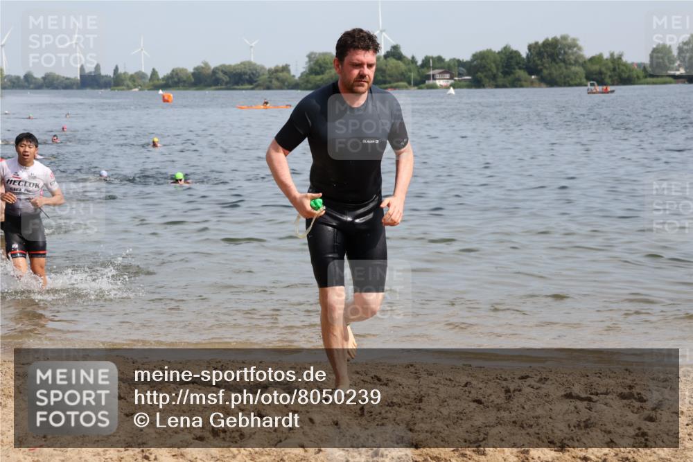 15.06.2025 - 27. Vierlanden-Triathlon Lena Gebhardt http://msf.ph/oto/8050239 15.06.2025 09:57:14 Schwimmen 263, 293, 296, 343 meine-sportfotos.de