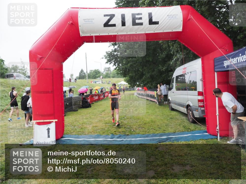 21.06.2025 - 27. Vierlanden-Triathlon MichiJ http://msf.ph/oto/8050240 15.06.2026 14:31:39 Ziel 1243, 1257 meine-sportfotos.de