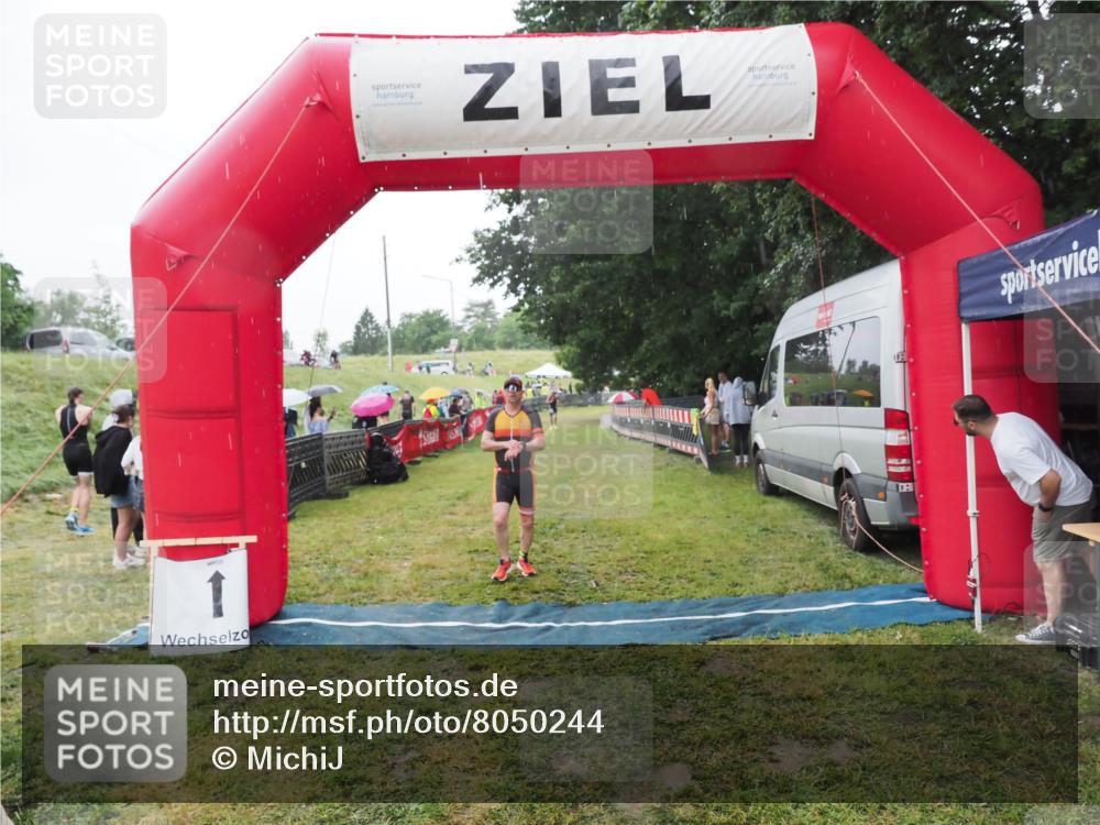 21.06.2025 - 27. Vierlanden-Triathlon MichiJ http://msf.ph/oto/8050244 15.06.2026 14:31:39 Ziel 1243, 1257 meine-sportfotos.de