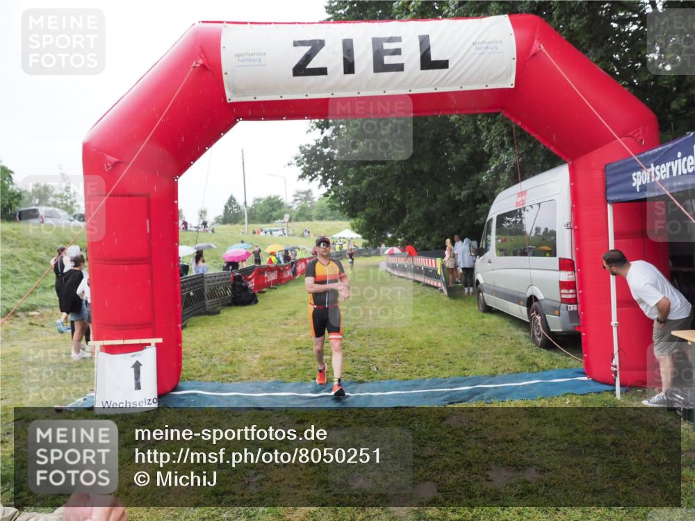 21.06.2025 - 27. Vierlanden-Triathlon MichiJ http://msf.ph/oto/8050251 15.06.2026 14:31:40 Ziel 1243, 1257 meine-sportfotos.de