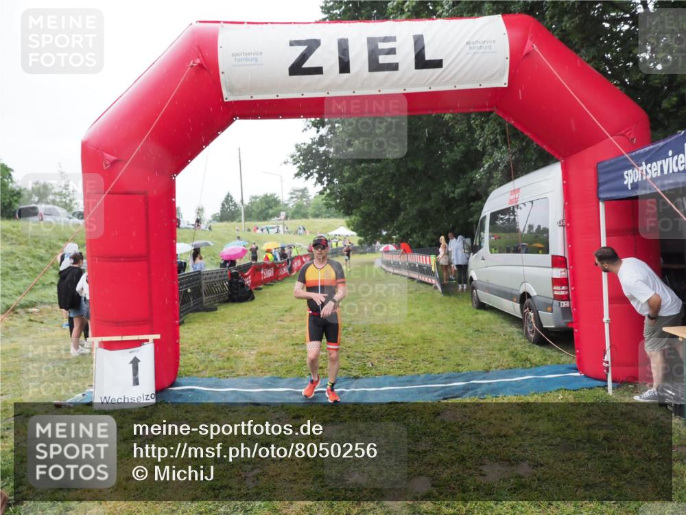 21.06.2025 - 27. Vierlanden-Triathlon MichiJ http://msf.ph/oto/8050256 15.06.2026 14:31:40 Ziel 1243, 1257 meine-sportfotos.de