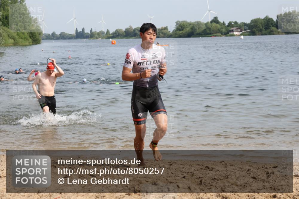 15.06.2025 - 27. Vierlanden-Triathlon Lena Gebhardt http://msf.ph/oto/8050257 15.06.2025 09:57:17 Schwimmen 263, 293, 296, 324, 343 meine-sportfotos.de