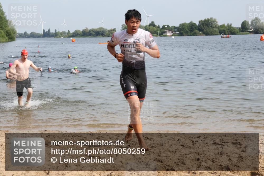 15.06.2025 - 27. Vierlanden-Triathlon Lena Gebhardt http://msf.ph/oto/8050259 15.06.2025 09:57:18 Schwimmen 263, 293, 296, 324, 343 meine-sportfotos.de