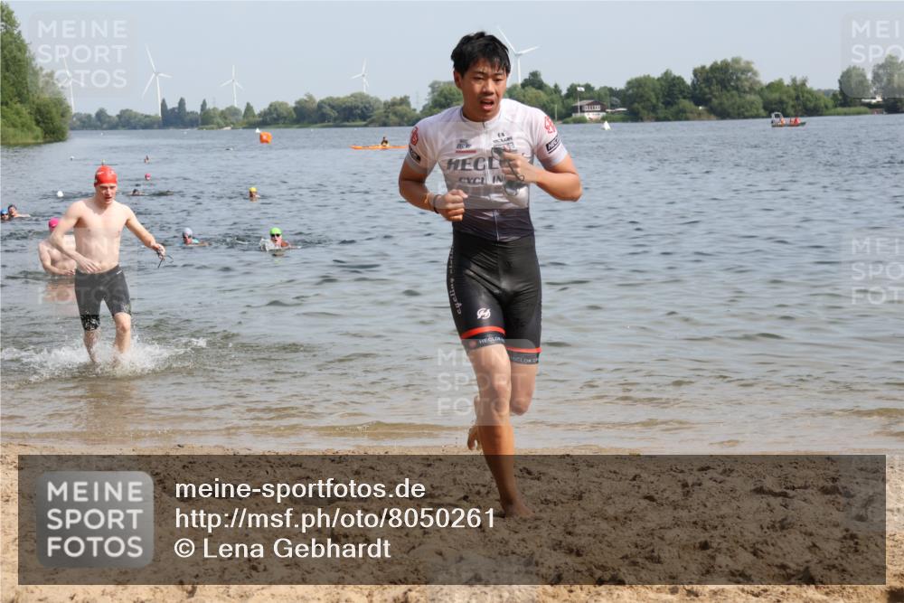 15.06.2025 - 27. Vierlanden-Triathlon Lena Gebhardt http://msf.ph/oto/8050261 15.06.2025 09:57:18 Schwimmen 263, 293, 296, 324, 343 meine-sportfotos.de
