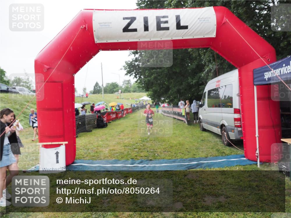 21.06.2025 - 27. Vierlanden-Triathlon MichiJ http://msf.ph/oto/8050264 15.06.2026 14:32:47 Ziel 1179 meine-sportfotos.de