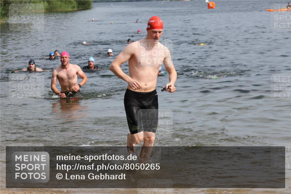 15.06.2025 - 27. Vierlanden-Triathlon Lena Gebhardt http://msf.ph/oto/8050265 15.06.2025 09:57:19 Schwimmen 263, 293, 296, 324, 343 meine-sportfotos.de