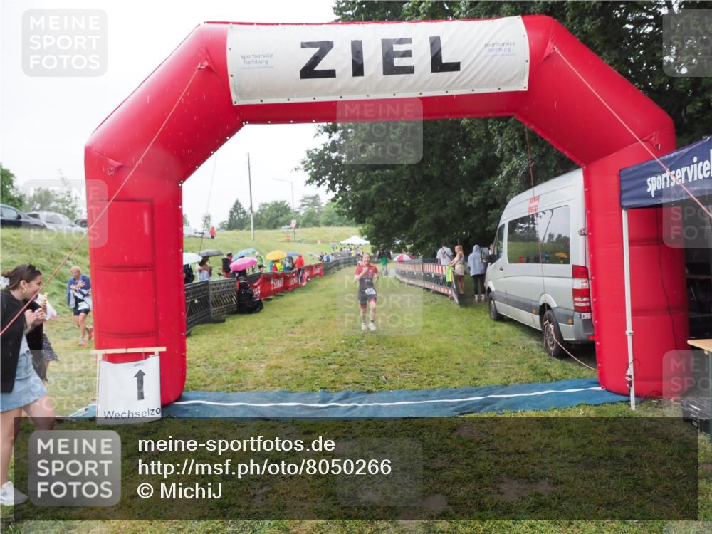 21.06.2025 - 27. Vierlanden-Triathlon MichiJ http://msf.ph/oto/8050266 15.06.2026 14:32:47 Ziel 1179 meine-sportfotos.de