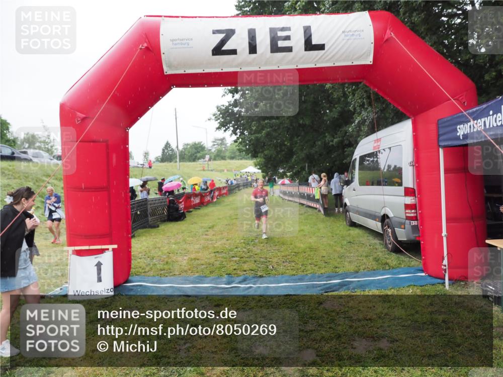 21.06.2025 - 27. Vierlanden-Triathlon MichiJ http://msf.ph/oto/8050269 15.06.2026 14:32:47 Ziel 1179 meine-sportfotos.de