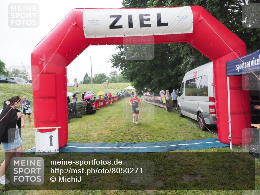 21.06.2025 - 27. Vierlanden-Triathlon MichiJ http://msf.ph/oto/8050271 15.06.2026 14:32:47 Ziel 1179 meine-sportfotos.de