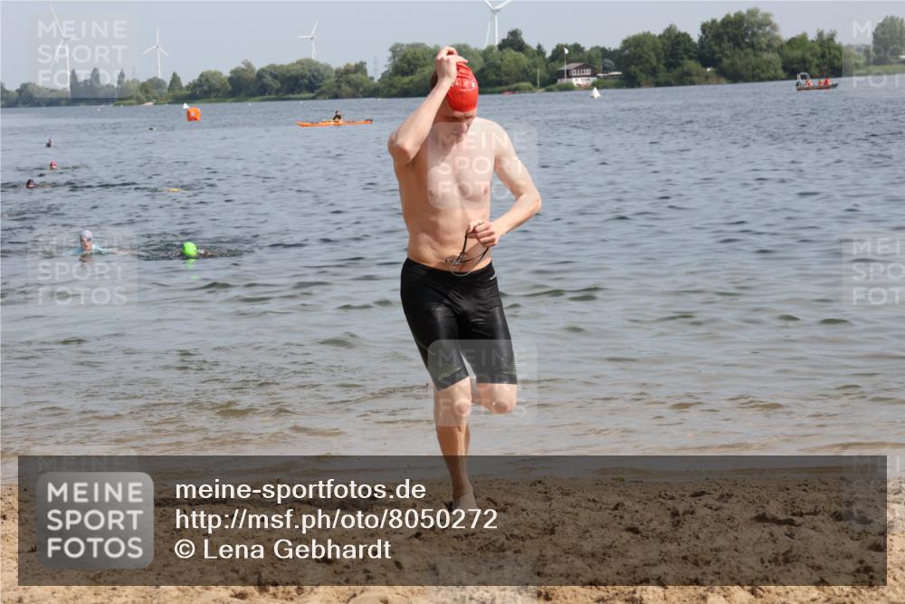 15.06.2025 - 27. Vierlanden-Triathlon Lena Gebhardt http://msf.ph/oto/8050272 15.06.2025 09:57:20 Schwimmen 263, 293, 296, 324, 343 meine-sportfotos.de