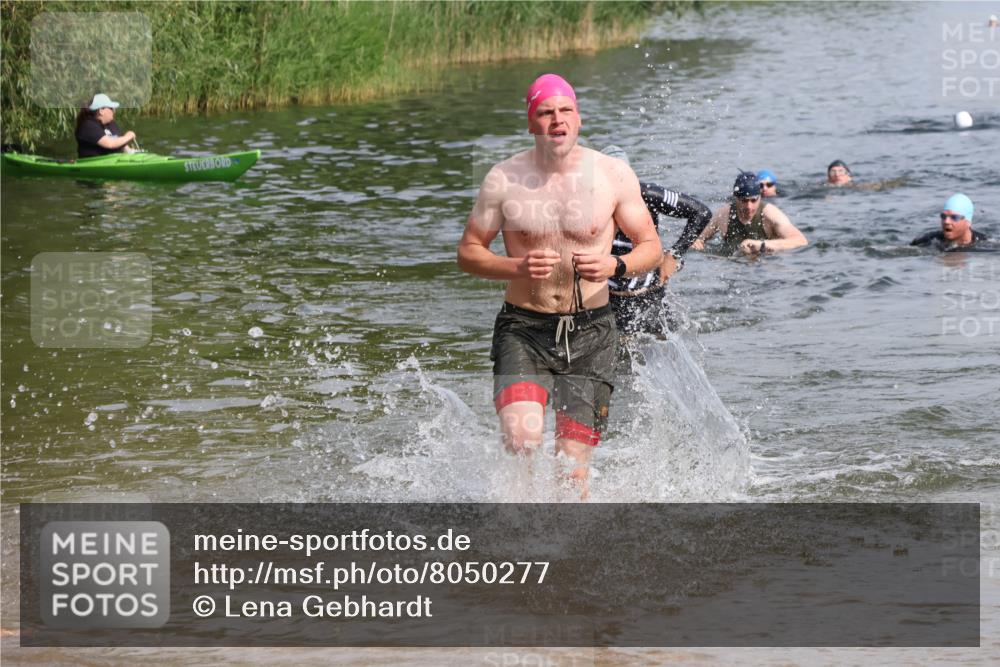 15.06.2025 - 27. Vierlanden-Triathlon Lena Gebhardt http://msf.ph/oto/8050277 15.06.2025 09:57:23 Schwimmen 293, 296, 309, 324, 343 meine-sportfotos.de