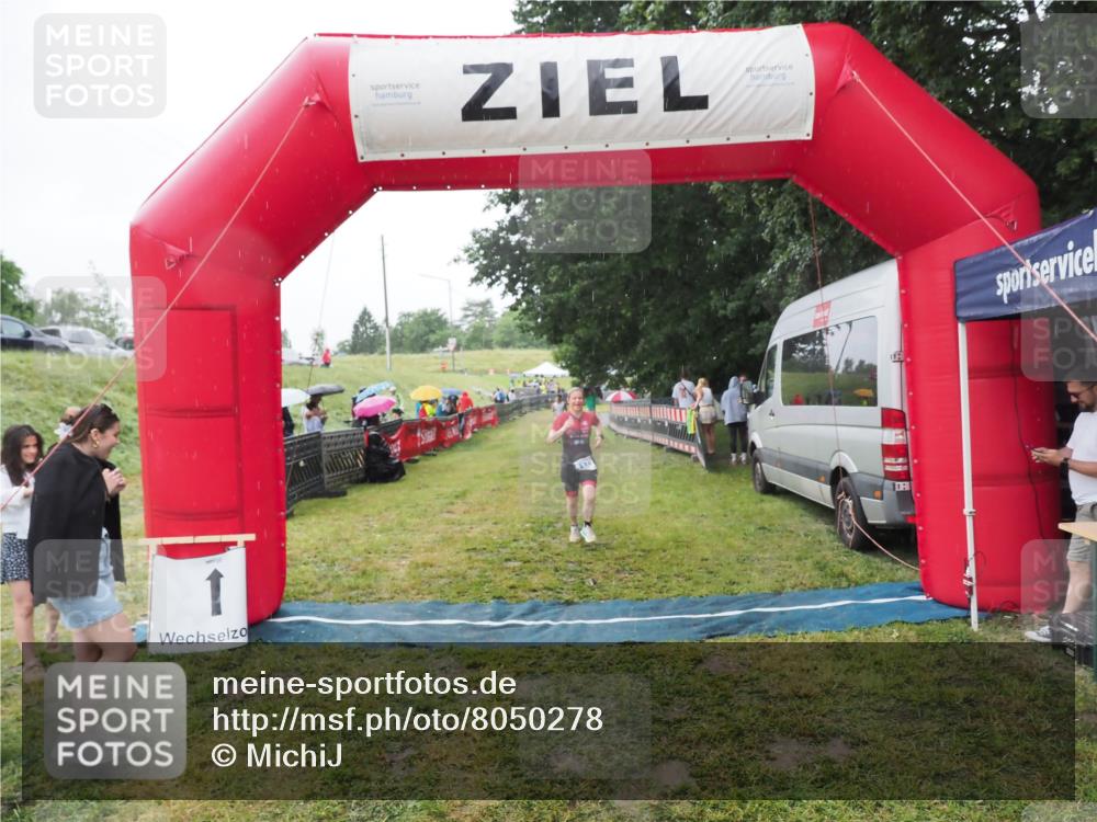 21.06.2025 - 27. Vierlanden-Triathlon MichiJ http://msf.ph/oto/8050278 15.06.2026 14:32:48 Ziel 1179 meine-sportfotos.de