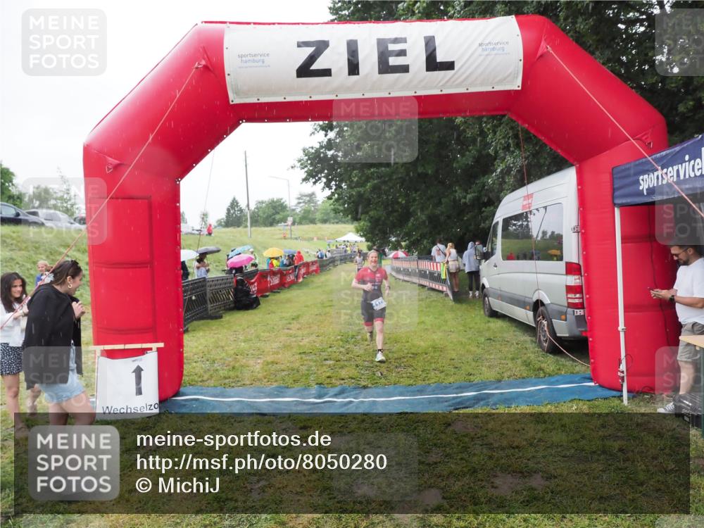 21.06.2025 - 27. Vierlanden-Triathlon MichiJ http://msf.ph/oto/8050280 15.06.2026 14:32:48 Ziel 1179 meine-sportfotos.de