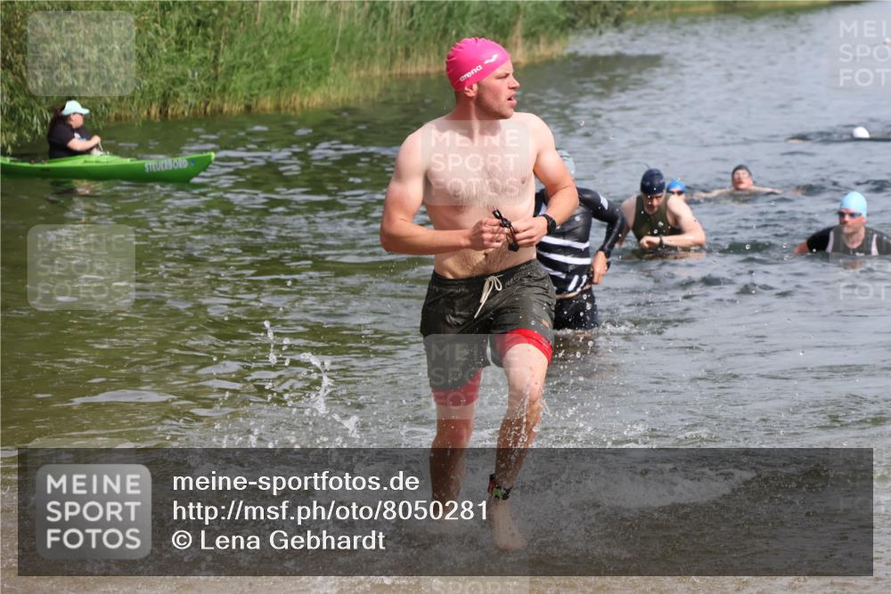15.06.2025 - 27. Vierlanden-Triathlon Lena Gebhardt http://msf.ph/oto/8050281 15.06.2025 09:57:23 Schwimmen 293, 296, 309, 324, 343 meine-sportfotos.de