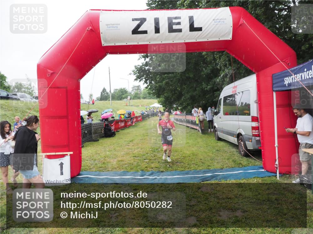 21.06.2025 - 27. Vierlanden-Triathlon MichiJ http://msf.ph/oto/8050282 15.06.2026 14:32:48 Ziel 1179 meine-sportfotos.de