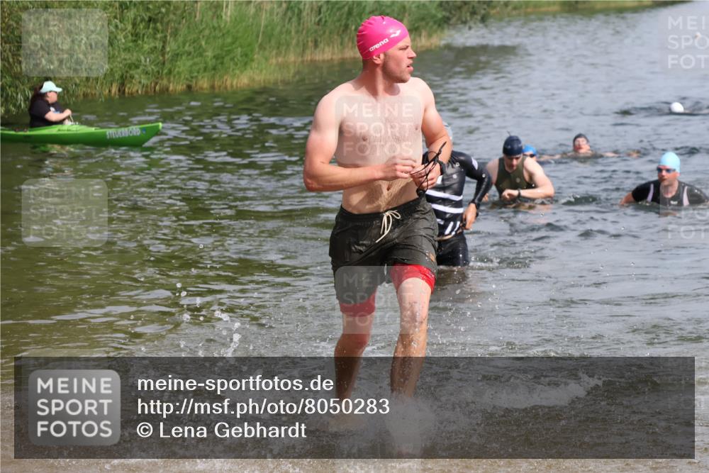 15.06.2025 - 27. Vierlanden-Triathlon Lena Gebhardt http://msf.ph/oto/8050283 15.06.2025 09:57:23 Schwimmen 293, 296, 309, 324, 343 meine-sportfotos.de