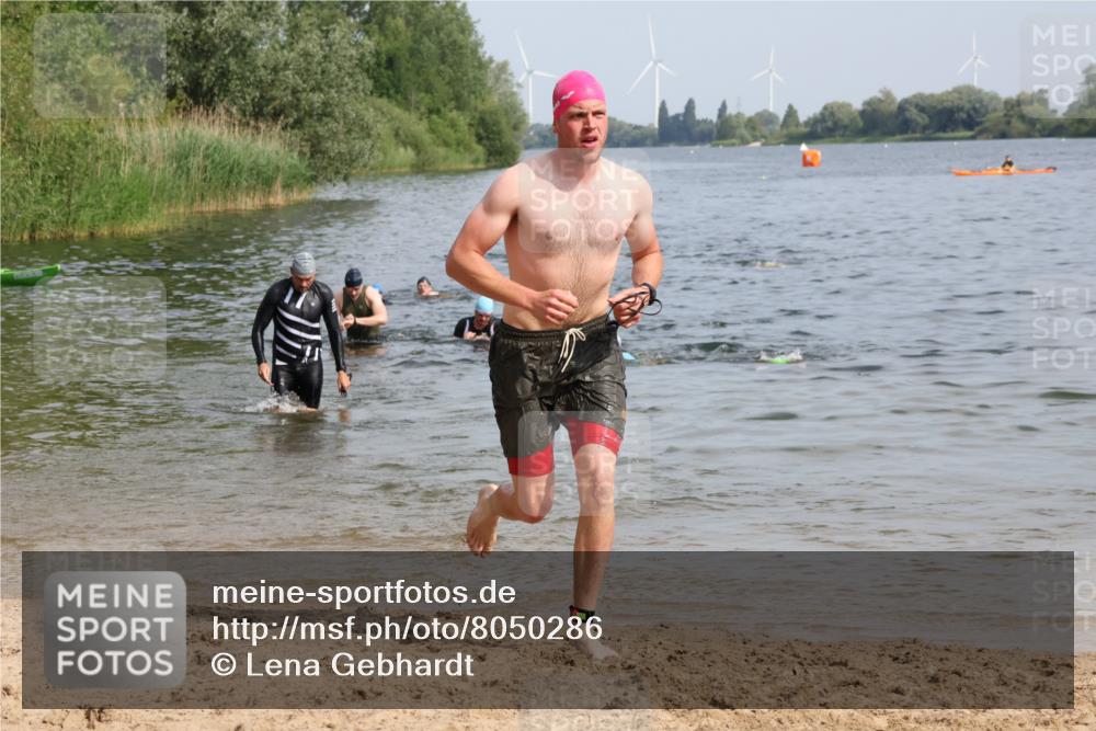 15.06.2025 - 27. Vierlanden-Triathlon Lena Gebhardt http://msf.ph/oto/8050286 15.06.2025 09:57:25 Schwimmen 293, 296, 309, 324, 343 meine-sportfotos.de
