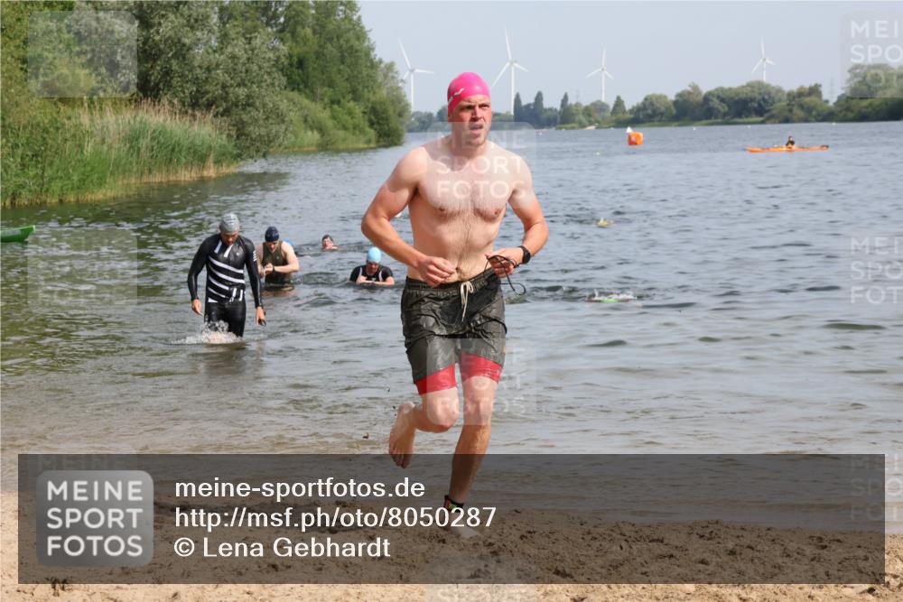 15.06.2025 - 27. Vierlanden-Triathlon Lena Gebhardt http://msf.ph/oto/8050287 15.06.2025 09:57:25 Schwimmen 293, 296, 309, 324, 343 meine-sportfotos.de