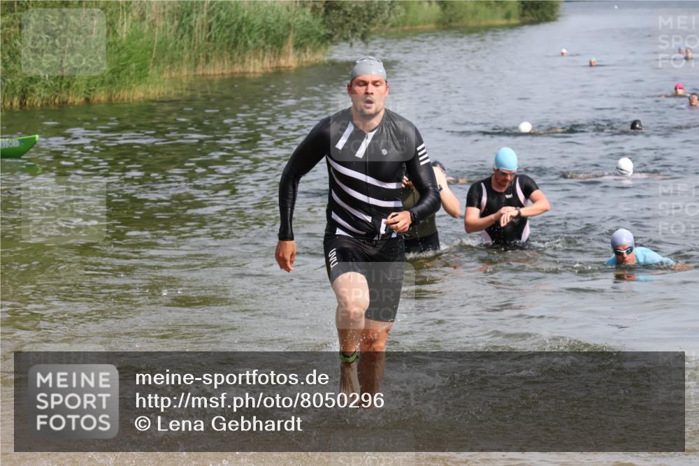 15.06.2025 - 27. Vierlanden-Triathlon Lena Gebhardt http://msf.ph/oto/8050296 15.06.2025 09:57:29 Schwimmen 287, 293, 298, 309, 324, 340 meine-sportfotos.de