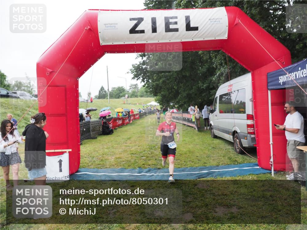 21.06.2025 - 27. Vierlanden-Triathlon MichiJ http://msf.ph/oto/8050301 15.06.2026 14:32:48 Ziel 1179 meine-sportfotos.de