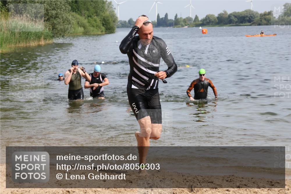 15.06.2025 - 27. Vierlanden-Triathlon Lena Gebhardt http://msf.ph/oto/8050303 15.06.2025 09:57:30 Schwimmen 287, 293, 298, 309, 324, 340 meine-sportfotos.de