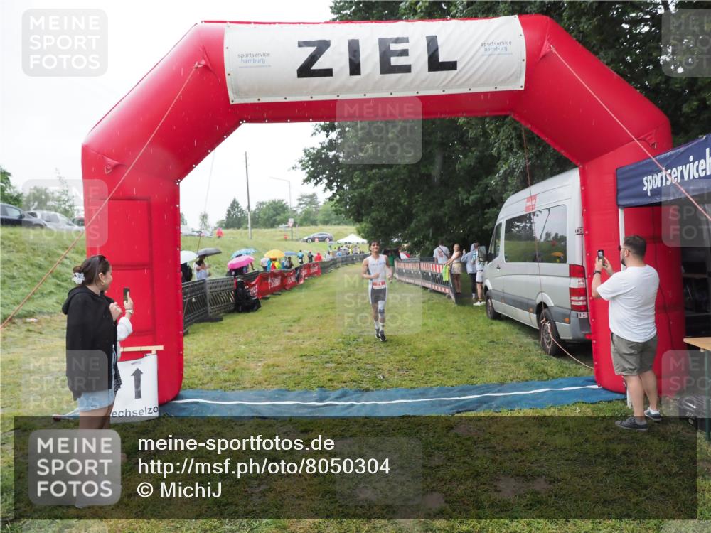 21.06.2025 - 27. Vierlanden-Triathlon MichiJ http://msf.ph/oto/8050304 15.06.2026 14:32:54 Ziel 71, 1179 meine-sportfotos.de