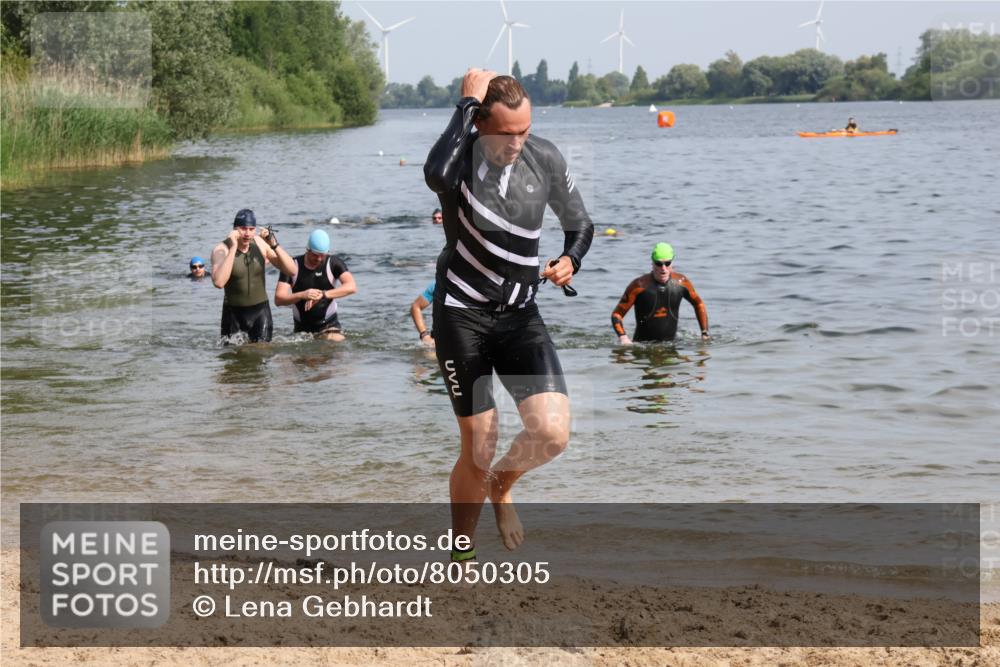 15.06.2025 - 27. Vierlanden-Triathlon Lena Gebhardt http://msf.ph/oto/8050305 15.06.2025 09:57:31 Schwimmen 287, 293, 298, 309, 324, 340 meine-sportfotos.de