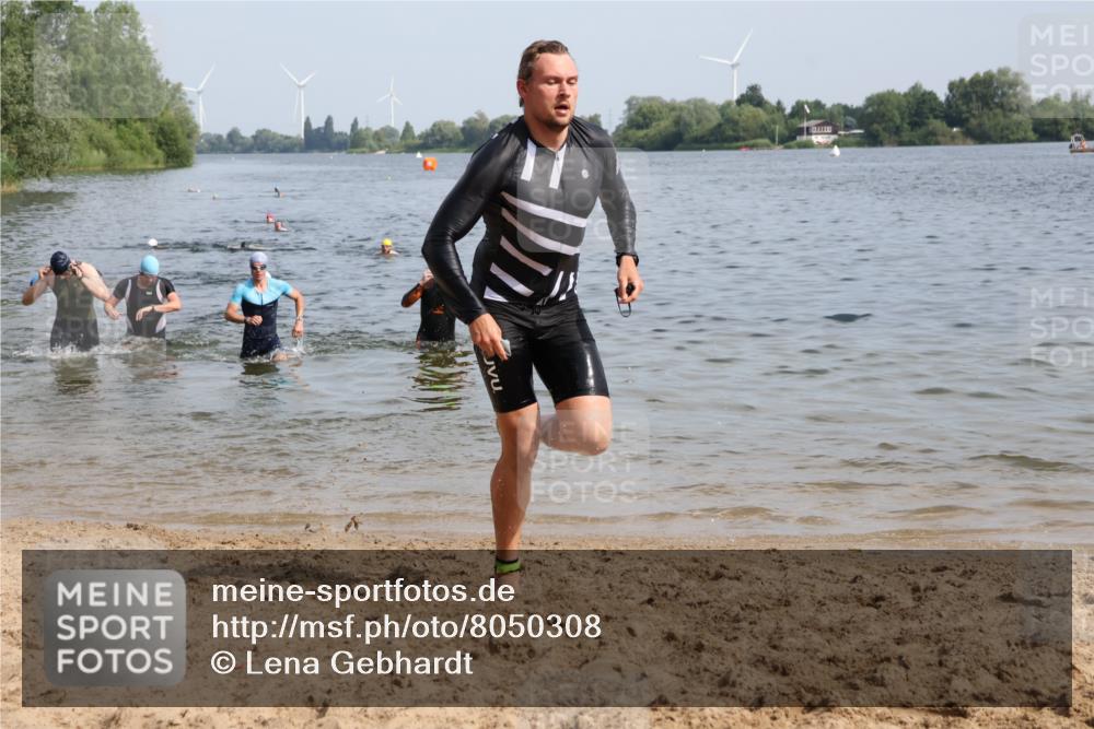 15.06.2025 - 27. Vierlanden-Triathlon Lena Gebhardt http://msf.ph/oto/8050308 15.06.2025 09:57:31 Schwimmen 287, 293, 298, 309, 324, 340 meine-sportfotos.de