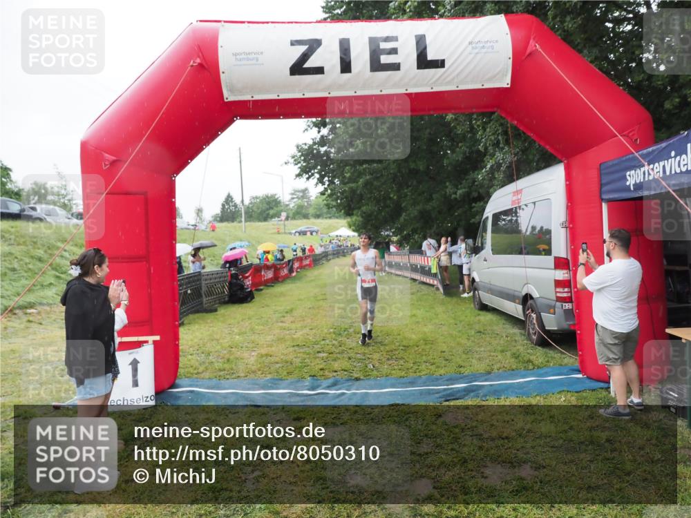 21.06.2025 - 27. Vierlanden-Triathlon MichiJ http://msf.ph/oto/8050310 15.06.2026 14:32:54 Ziel 71, 1179 meine-sportfotos.de