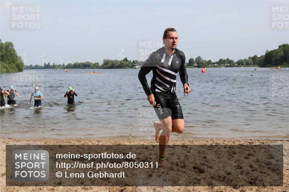 15.06.2025 - 27. Vierlanden-Triathlon Lena Gebhardt http://msf.ph/oto/8050311 15.06.2025 09:57:32 Schwimmen 287, 298, 309, 324, 340 meine-sportfotos.de