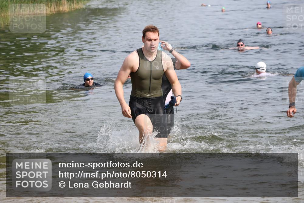 15.06.2025 - 27. Vierlanden-Triathlon Lena Gebhardt http://msf.ph/oto/8050314 15.06.2025 09:57:34 Schwimmen 287, 298, 309, 324, 340 meine-sportfotos.de