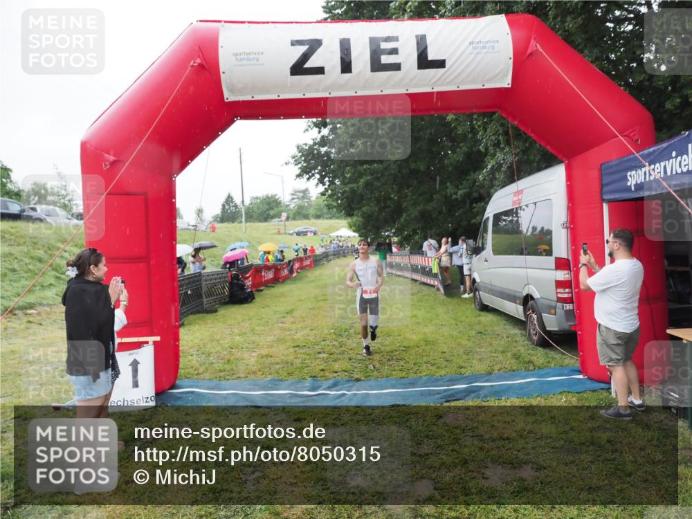21.06.2025 - 27. Vierlanden-Triathlon MichiJ http://msf.ph/oto/8050315 15.06.2026 14:32:54 Ziel 71, 1179 meine-sportfotos.de