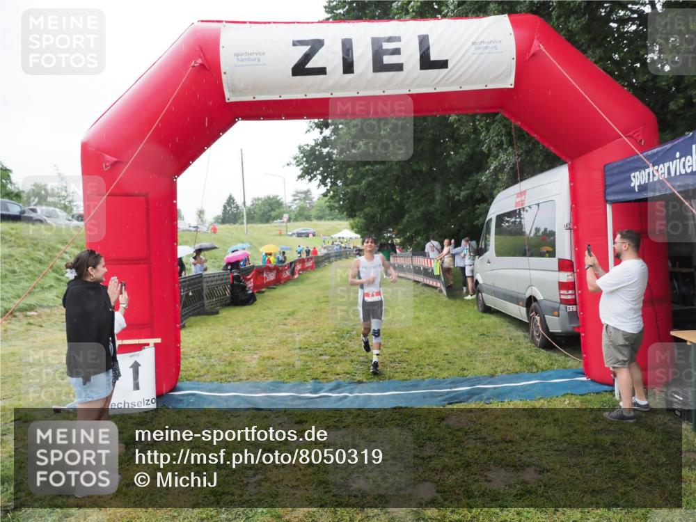 21.06.2025 - 27. Vierlanden-Triathlon MichiJ http://msf.ph/oto/8050319 15.06.2026 14:32:54 Ziel 71, 1179 meine-sportfotos.de