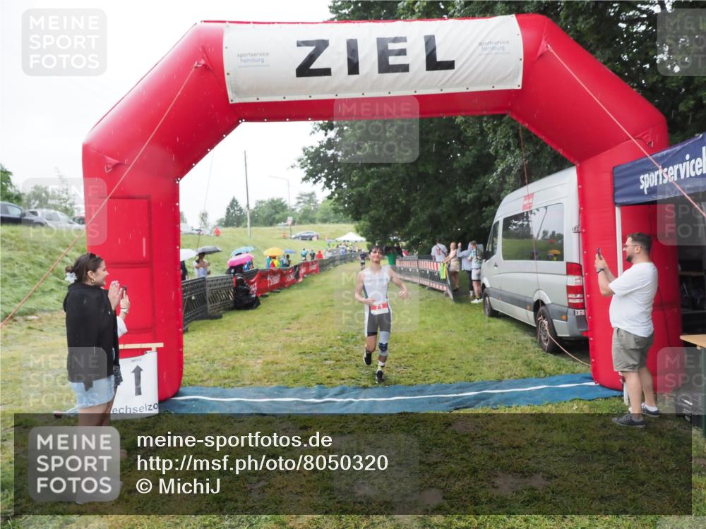 21.06.2025 - 27. Vierlanden-Triathlon MichiJ http://msf.ph/oto/8050320 15.06.2026 14:32:55 Ziel 71, 1179 meine-sportfotos.de
